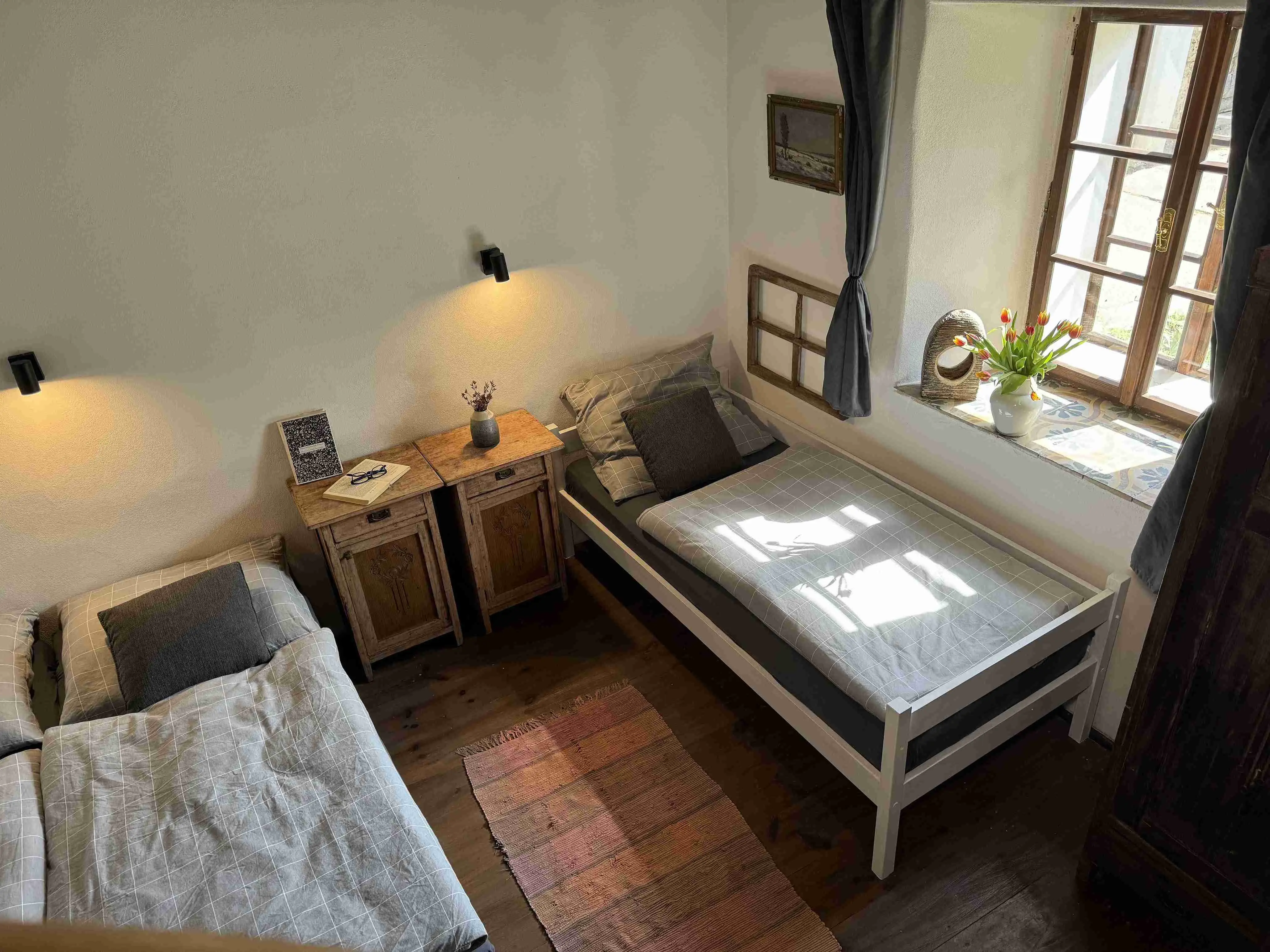 room-back-beds-tw