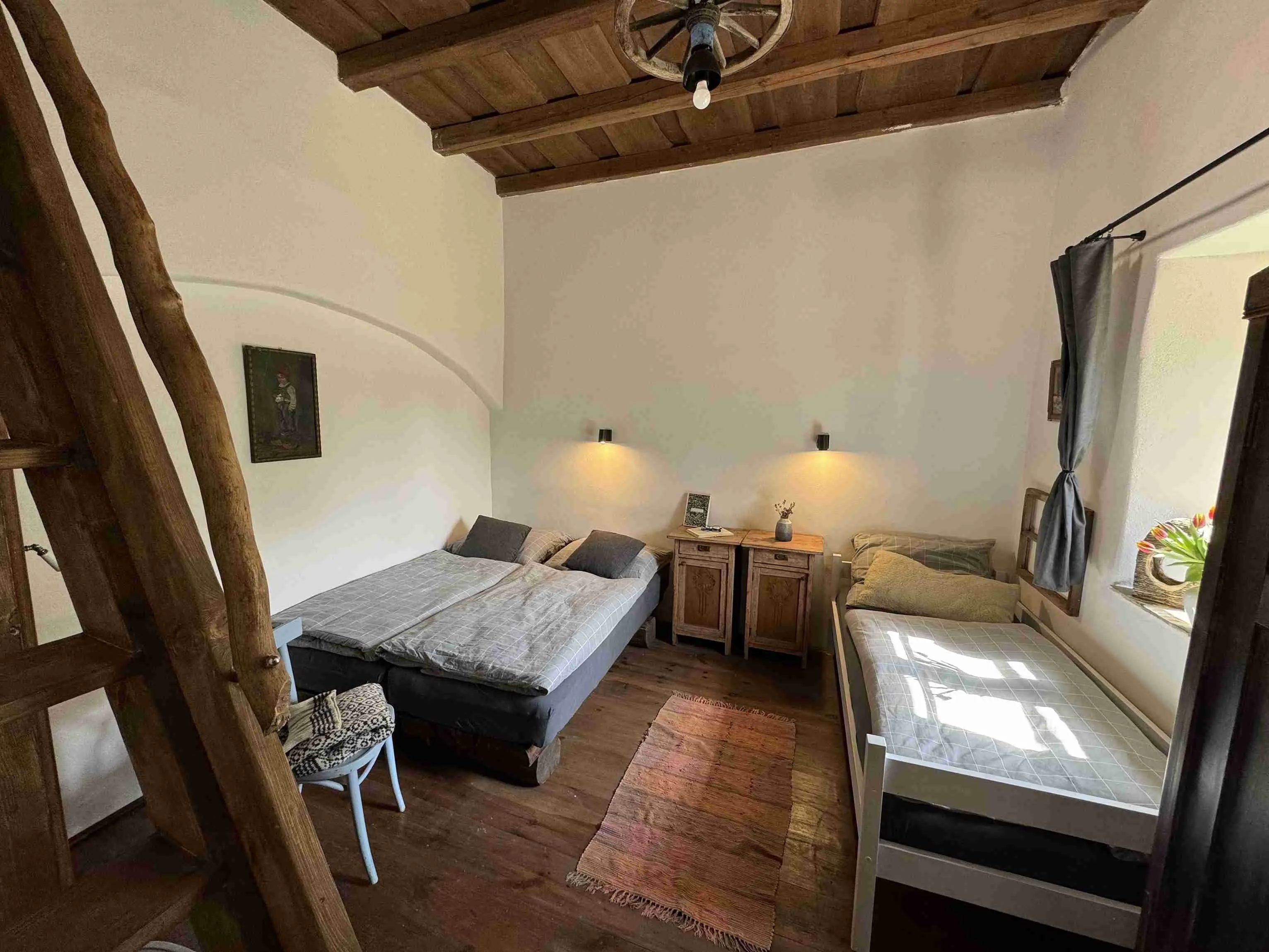 room-back-beds
