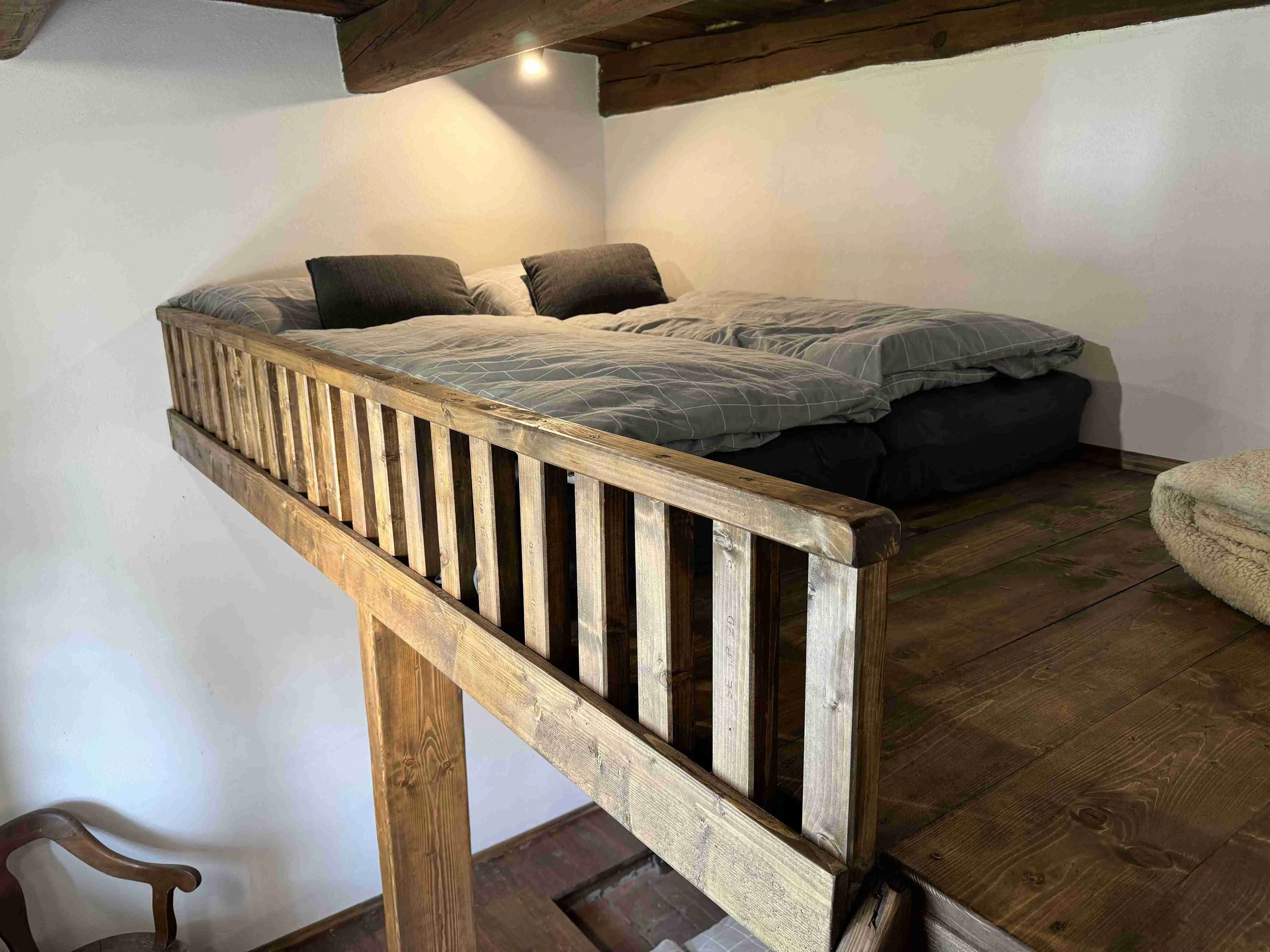 room-mid-beds-top-floor